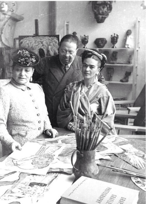 Rare black and white of Frida and Diego in Studio