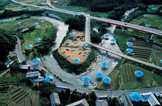 Christo and Jeanne-Claude The Umbrellas, Japan-USA, 1984-91 Photo: Wolfgang Volz 